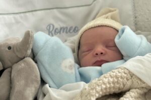 Adriano de Souza Instagram - 03 de julho de 2024 17:22h nasceu o Romeo, nosso amor maior 💙 Filho você já é muito amado por todos, te amamos MUITO nosso anjinho que veio iluminar ainda mais nossa família 👶🏼🙏🏼