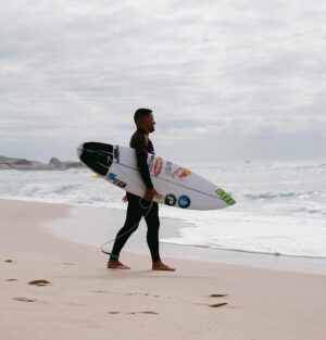 Adriano de Souza Instagram - Mais um WQ da Praia Mole se encerra pra mim, super especial com a torcida do Romeo 🥰❤️🤰🏻
Gostoso de fazer o que eu amo, obrigado pelo help @aktionpaz @rafa_krentz @doc_paz @douglascostafisio 
Termino na 9th colocação, Não treino para a competição. Treino para estar preparado para competir em qualquer competição 🕺🏻
📸 @marciodavidphoto @cultvrasurf @marcelo_ferrugem