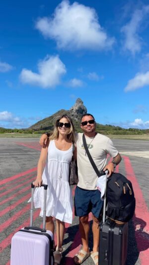 Adriano de Souza Instagram - Noronha eu te amo 💙 Muito bom! Agora super bem acompanhado ♥️👩🏻‍❤️‍👨🏻.
Obrigado @tubanoronha @pousadadomarcilio @neuronha @hdoficial @sacoecomulti 
Terminando 2023 ✈️