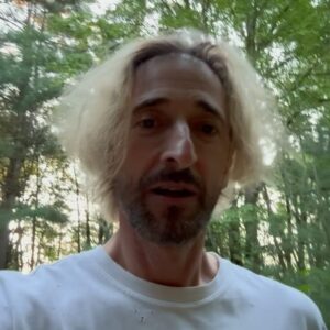 Adrien Brody Instagram - Hey guys, check out the trailer to my new movie! #lostintheswarm 😂