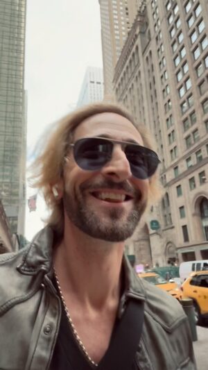 Adrien Brody Instagram - Wishing you a happy day. Join me in a smile 😄 let’s do this together ✨