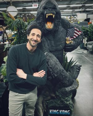 Adrien Brody Instagram - Thank you @unistudios for the star treatment and for hosting us! ⭐️ 🎥 🧟🧛🏻🦍🦖🌊🦈 ☀️