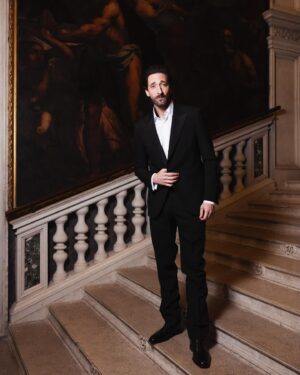 Adrien Brody Instagram - 👞 ✨ 🎨 Celebrating Italian craftsmanship and tradition with my friends @tods at La Biennale di Venezia 🇮🇹 
#tods #todsvenezia