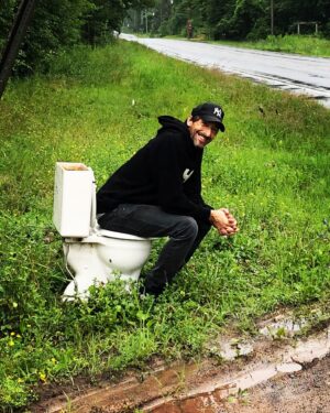 Adrien Brody Instagram - Been waiting this shit out! May this new year bring a lighter load. 🙏
#happynewyear all! 🥂#flush2020