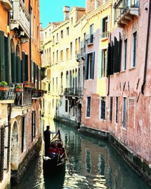 Adrien Brody Instagram - 👞 ✨ 🎨 Celebrating Italian craftsmanship and tradition with my friends @tods at La Biennale di Venezia 🇮🇹 
#tods #todsvenezia