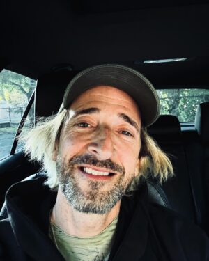 Adrien Brody Instagram - Ready for my audition as The Scarecrow in The Wizard of Oz 🤣😂😅 “If I only had a brain…” 🐦‍⬛💨🌪️ 🏠 🐩 #thewizardofoz #scarecrow