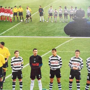 Adrien Silva Instagram - Há 20 anos, era um jovem cheio de sonhos a entrar pela porta da Academia do @sportingclubedeportugal 💚🤍

Fui um dos primeiros a mudar-me para lá e a passar por todos os escalões de formação desta casa.

Movia-me o sonho de ser jogador da equipa principal do Sporting e concretizei-o. Tornei-me capitão deste clube, mas nunca me esquecerei de todas as etapas por que passei até lá chegar. 

Foi na Academia que me formei como jogador mas, sobretudo, como pessoa. Tinha 13 anos quando tudo começou e estou muito grato ao clube e a todos os profissionais com quem trabalhei por me incutirem os valores do esforço, da dedicação e da devoção como forma de alcançar a glória. 

Parabéns a toda a família sportinguista. Venham mais 20 anos de sucesso!

#AdrienSilva #AcademiaCristianoRonaldo #sportingclubedeportugal