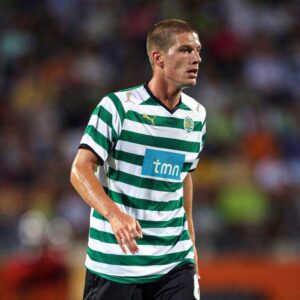 Adrien Silva Instagram - Há 20 anos, era um jovem cheio de sonhos a entrar pela porta da Academia do @sportingclubedeportugal 💚🤍

Fui um dos primeiros a mudar-me para lá e a passar por todos os escalões de formação desta casa.

Movia-me o sonho de ser jogador da equipa principal do Sporting e concretizei-o. Tornei-me capitão deste clube, mas nunca me esquecerei de todas as etapas por que passei até lá chegar. 

Foi na Academia que me formei como jogador mas, sobretudo, como pessoa. Tinha 13 anos quando tudo começou e estou muito grato ao clube e a todos os profissionais com quem trabalhei por me incutirem os valores do esforço, da dedicação e da devoção como forma de alcançar a glória. 

Parabéns a toda a família sportinguista. Venham mais 20 anos de sucesso!

#AdrienSilva #AcademiaCristianoRonaldo #sportingclubedeportugal