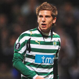 Adrien Silva Instagram - Há 20 anos, era um jovem cheio de sonhos a entrar pela porta da Academia do @sportingclubedeportugal 💚🤍

Fui um dos primeiros a mudar-me para lá e a passar por todos os escalões de formação desta casa.

Movia-me o sonho de ser jogador da equipa principal do Sporting e concretizei-o. Tornei-me capitão deste clube, mas nunca me esquecerei de todas as etapas por que passei até lá chegar. 

Foi na Academia que me formei como jogador mas, sobretudo, como pessoa. Tinha 13 anos quando tudo começou e estou muito grato ao clube e a todos os profissionais com quem trabalhei por me incutirem os valores do esforço, da dedicação e da devoção como forma de alcançar a glória. 

Parabéns a toda a família sportinguista. Venham mais 20 anos de sucesso!

#AdrienSilva #AcademiaCristianoRonaldo #sportingclubedeportugal