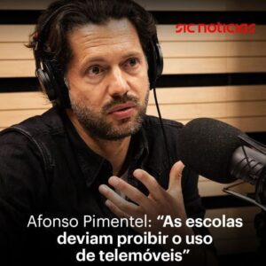 Afonso Pimentel Instagram - No novo episódio do Podcast Geração 80, o ator Afonso Pimentel fala do uso dos telemóveis nas escolas, salientando que, para si, deveriam ser proibidos. Mesmo sem certezas de que essa medida "é a mais correta", acredita que as novas tecnologias são desafios cada vez mais sociais e educacionais. Por este motivo, é da opinião de que deve existir uma grande proximidade por parte dos pais para que o uso das tecnologias seja feito com "conta, peso e medida".

Ouça o episódio completo do Geração 80 através do link na bio. 

#afonsopimentel #ator #tecnologias #educacao #telemoveis #jovens #podcast #opiniao #reel #geracao80 #anos80 #news #sicnoticias
