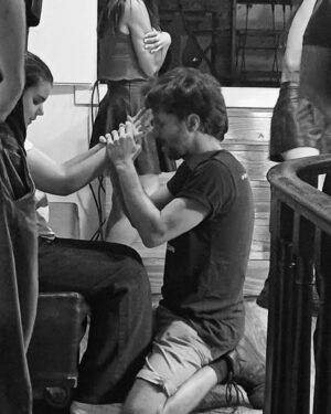Afonso Pimentel Instagram - Swipe Coise! Todos os anos venho brincar aos professores na @aceescoladeartes . Todos os anos são diferentes. Duas semanas de desafios, dificuldades, problemas velhos, soluções novas, descobertas para eles e para mim. Aos meus companheiros, Mário e Cátia, obrigado por tudo. É sempre tão bom, já não sei fazer isto aqui sem vcs. À Glória, à Rosa, ao PVC, ao António Júlio, à Jessica e ao João um beijo e abraço enormes por cada vez que precisamos, saltarem de uma caixa qualquer e aparecerem sempre prontos para nos ajudar a resolver problemas. Ao @andrefpda e à @colorfoto por nos apoiarem, a qualquer hora, com material e soluções. Ao meu @capelo_antonio e ao Aparício por me apresentarem estas pessoas maravilhosas e pelo trabalho de manterem vivo este Porto verdadeiro.
Este ano, vivi um desafio surpreendente, ensinar e descobrir a Luz com a Mariana. Uma aluna cega que vê bem mais que tanta gente. Até já, Porto. May the foda-se be with you!