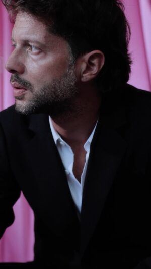 Afonso Pimentel Instagram - Em fundos cor de rosa, preparando a Gala. /// look @sandroparis /// styling @dianarconceicao 
Video @martafernandes.ph Set by @mais.que.uma com o apoio de plataforma 285 /// @hitmanagement