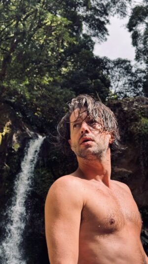 Afonso Pimentel Instagram - As vantagens de mergulhar em cascatas com o @zecondessa . As invejosas vão dizer que é montagem. Photo e styling @zecondessa