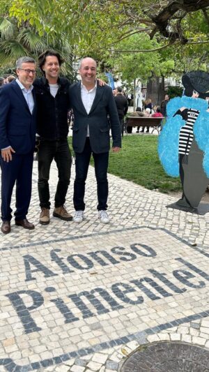 Afonso Pimentel Instagram - Tarde na Praça da Alegria, para agradecer a tremenda simpatia do meu amigo @vasckarof , a propósito do Dia do Teatro. Houve tempo para beijar a minha @marciabreiaoficial , matar saudades do meu @miguelomonteiro e provocar o meu @capelo_antonio com o microfone da @slbenfica TV