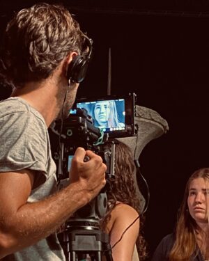 Afonso Pimentel Instagram - Swipe Coise! Todos os anos venho brincar aos professores na @aceescoladeartes . Todos os anos são diferentes. Duas semanas de desafios, dificuldades, problemas velhos, soluções novas, descobertas para eles e para mim. Aos meus companheiros, Mário e Cátia, obrigado por tudo. É sempre tão bom, já não sei fazer isto aqui sem vcs. À Glória, à Rosa, ao PVC, ao António Júlio, à Jessica e ao João um beijo e abraço enormes por cada vez que precisamos, saltarem de uma caixa qualquer e aparecerem sempre prontos para nos ajudar a resolver problemas. Ao @andrefpda e à @colorfoto por nos apoiarem, a qualquer hora, com material e soluções. Ao meu @capelo_antonio e ao Aparício por me apresentarem estas pessoas maravilhosas e pelo trabalho de manterem vivo este Porto verdadeiro.
Este ano, vivi um desafio surpreendente, ensinar e descobrir a Luz com a Mariana. Uma aluna cega que vê bem mais que tanta gente. Até já, Porto. May the foda-se be with you!