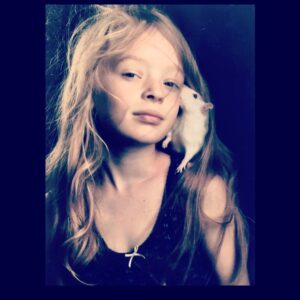 Agnes Born Instagram - My friend Berta and me feelin fab 🐁

#petit#moi#kid#throwback#adolescentes#pet#rat#ratsareawesome#youngme#petrat#furryfriends#picoftheday#photoshoot#feelingfab#hippie#berta#girl#fabulous#younggirl#portrait#photography#rattusnorvegicus#badass#tb#norge#norway @ketil.born