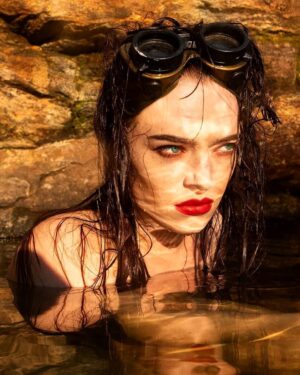 Agnes Born Instagram - Sveiseblind og morsk  med @ketil.born 🕶
#bizzar#photoshoot#mad#underwater#brr#sveiseblind#sunset#moirana#wetlook#red#photography#soserious#north#norway @youssfoto #youssfoto