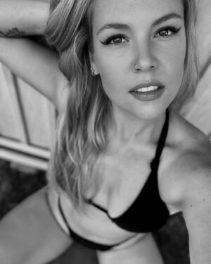 Agnes Bruckner Instagram - Happy HumpDay 🐫

#happyhumpday #birdsofafeather #wednesday #letsgo #agnesbruckner #blackandwhite