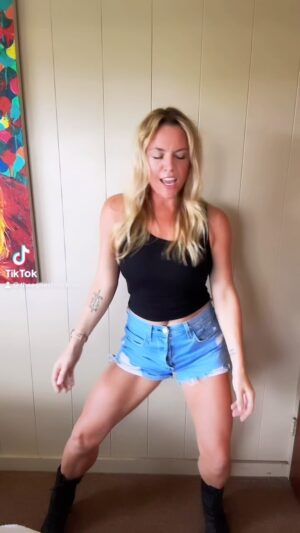 Agnes Bruckner Instagram - Happy Friday! Had fun with this one. Miss dancing. Anyone know of any cool dance studios on island? 

Also, come follow me on @tiktok 💋💋

#dance #love #friyay #Fridays #mood #letsgo #agnesbruckner #actress #movies #birthdaydance #joshlevi