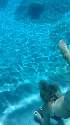 Agnes Bruckner Instagram - 🌊 in my happy era 🌊

#dork #funny #favorite #underwater #love #agnesbruckner #bliss #happy