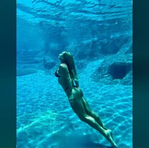 Agnes Bruckner Instagram - Grateful for it all! The ups and the downs. Highs and the lows. Thank you 🙏🏼

#love #grateful #thankful #mermaid #waterbaby #kauai #favorite #agnesbruckner #letsgo