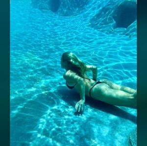 Agnes Bruckner Instagram - Grateful for it all! The ups and the downs. Highs and the lows. Thank you 🙏🏼

#love #grateful #thankful #mermaid #waterbaby #kauai #favorite #agnesbruckner #letsgo