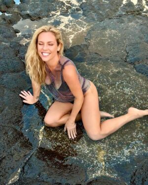 Agnes Bruckner Instagram - Visited the moon. Felt cute, Took some pics. 🌝🌚
Swipe for out of this world content 👉🏽👽

#friday #tgif #alohafriday #moon #space #letsgo #agnesbruckner #alien #visitor #friyay #bigmood