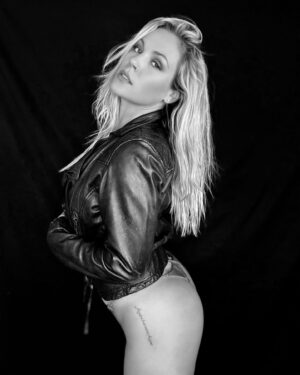 Agnes Bruckner Instagram - Mondays. 😎

#monday  #mondaymotivation #letsgo #leatherjacket #agnesbruckner #favorite #mondaymood #otw #khalid