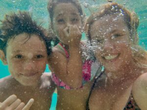 Agnes Bruckner Instagram - First summertime North Shore trip unlocked 🔓 
Adventures with my babies is the best!
Swipe for pure magic! 👉🏽👉🏽👉🏽👉🏽👉🏽

#northshore #kauai #love #adventure #vitaminsea #agnesbruckner #mama #babies #letsgo #corememories