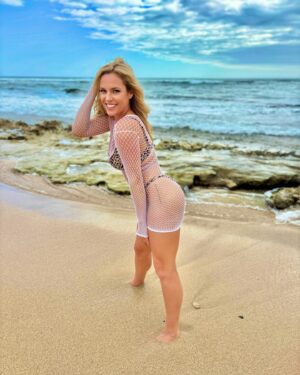Agnes Bruckner Instagram - ✨ Having the time of my life ✨

#timeofmylife #kauai #love #beachvibes #agnesbruckner #letsgo #blonde #vitaminsea #westside #blondeshavemorefun 😝😊
