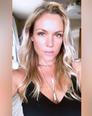 Agnes Bruckner Instagram - A little selfie swipe action. Cuz why the fuck not. 🤭🤗💋 
Which one’s your favorite? Comment below ❤️🥰✨

#swipe #tuesday #selfie #beenaminute #love #stutter #chrisbrown #agnesbruckner #actress #movies #model #kauai #hawaii #blondehairdontcare