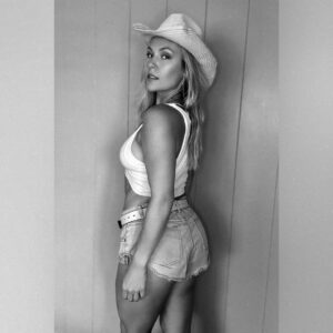 Agnes Bruckner Instagram - Happy Friday my cowboys n cowgirls! Stay safe and have fun! 🤠❤️💋

Swipe for some yeeeehaaaw! 👉🏽

#tgif #friyay #rainedout #kauai #cowboy #cowgirl #yeeehaw #letsgo #agnesbruckner #blonde