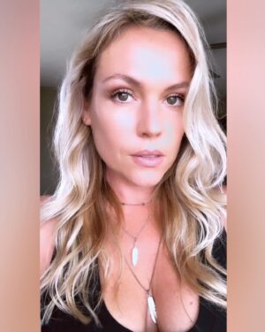 Agnes Bruckner Instagram - A little selfie swipe action. Cuz why the fuck not. 🤭🤗💋 
Which one’s your favorite? Comment below ❤️🥰✨

#swipe #tuesday #selfie #beenaminute #love #stutter #chrisbrown #agnesbruckner #actress #movies #model #kauai #hawaii #blondehairdontcare