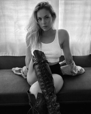 Agnes Bruckner Instagram - Happy Monday! Let’s go! Wishing everyone a great week. 💋💋💋💋

#monday #mondaymotivation #letsgo #suninoureyes #diplo #agnesbruckner #actress #movies #annanicole #24 #alias #murderbynumbers #love #blonde #blondehairdontcare