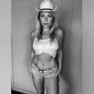 Agnes Bruckner Instagram - Happy Friday my cowboys n cowgirls! Stay safe and have fun! 🤠❤️💋

Swipe for some yeeeehaaaw! 👉🏽

#tgif #friyay #rainedout #kauai #cowboy #cowgirl #yeeehaw #letsgo #agnesbruckner #blonde