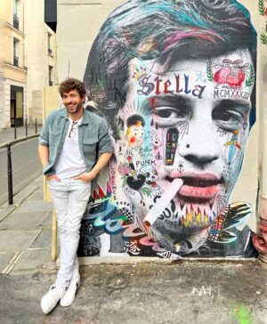 Agustín Galiana Instagram - Quand tu croises Belmondo 🎬 

#streetart #beaubourg #leshalles #ruesdeparis #art #agustingaliana #paris #parisjetaime #belmondo #jeanpaulbelmondo
