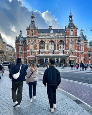 Agustín Galiana Instagram - Week-end dernier à Amsterdam ☀️🧇

#voyage #amis #amsterdam #applepie #bonheur #detente #alacool #weekend #plaisir #sefaireplaisir #autop #canauxamsterdam #canaux #tulipes