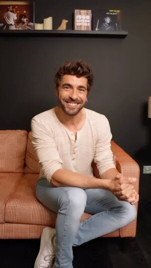 Agustín Galiana Instagram - Ça y est mon album ENAMORADO est maintenant disponible en CD , en vinyle et sur toutes les plateformes de streaming 🧡 il est à vous 🧡 j’espère qu’il vous plaira 🙏🏻