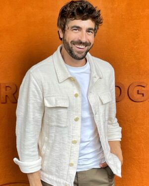Agustín Galiana Instagram - Merci @fftennis et @rolandgarros pour cette magnifique journée ✨ Depuis le temps que je regarde les matchs à la télé , avoir été là a été faire devenir réalité  un rêve 🙏🏻 et j’espère que ce rêve deviendra une habitude 😎

Merci @laurencekatche @christineasmode @clrddlt pour l’accueil royale et cette belle opportunité ❤️ 😘