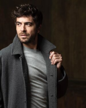 Agustín Galiana Instagram - 📸 Dans l’objectif  de @julienbenhamouphotographe ✨  a quand la prochaine séance ? 

#portrait #seance #photographer #julienbenhamou #agustingaliana #comedien #acteur #chanteur #danse #danseur #shooting #hiver #manteau #gris #sombre #regardnoir