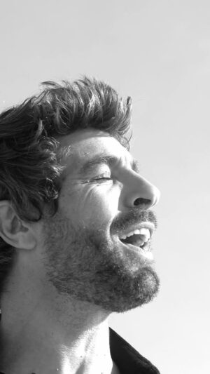 Agustín Galiana Instagram - J’ai eu l’idée de faire une version de ENAMORADO plus romantique. Une version Piano Violon Voix tournée entre amis dans ma ville d’origine en Espagne, Villajoyosa 🧡

J’espère qu’elle vous plaira car je l’ai fait pour vous 🧡

Réalisation: @ypuntovibes 
Assistant réal: @jaumello_ 
Drône: @vilasound2018 
Piano: Noelia Palacios
Violon: Jaume Llinares 
Voix et arrangements: @agustingaliana 
Localisation: @ajuntamentlavila 
Titre original: @sachaoff @agustingaliana 

#enamorado  #single #version #album #amoureux #amour #amore #love #amor #bonheur #falaises #mer #cotemediterraneenne #villajoyosa #alicante #costablanca #espagne #vacances #piano #violon #voix #chanteur #france #eapagnefrance