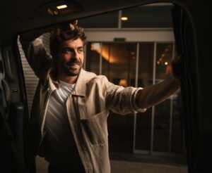 Agustín Galiana Instagram - L’avenir est beau quand tu apprends à patienter 🙏🏻

📸 @kilam.simav ✨ merci pour la photo amigo 👌🏼

#bruxelles #van #attente #patienter #bonheur #album #enamorado #promo #disque #musique #single #danse #chanter #chanson #chanteur #comedien #scene #originaux #acteur