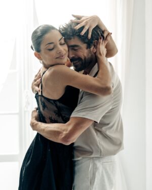 Agustín Galiana Instagram - TE AMO 😍 Souvenir du tournage et l’album est toujours disponible sur toutes les plateformes, en CD et vinyle ❤️

@umbertotozziofficial 
@margaux_colemonts 
@universalmusicfrance
@thierrydecara
📸 @christian_puech