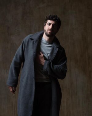 Agustín Galiana Instagram - 📸 Dans l’objectif  de @julienbenhamouphotographe ✨  a quand la prochaine séance ? 

#portrait #seance #photographer #julienbenhamou #agustingaliana #comedien #acteur #chanteur #danse #danseur #shooting #hiver #manteau #gris #sombre #regardnoir