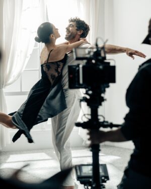 Agustín Galiana Instagram - TE AMO 😍 Souvenir du tournage et l’album est toujours disponible sur toutes les plateformes, en CD et vinyle ❤️

@umbertotozziofficial 
@margaux_colemonts 
@universalmusicfrance
@thierrydecara
📸 @christian_puech