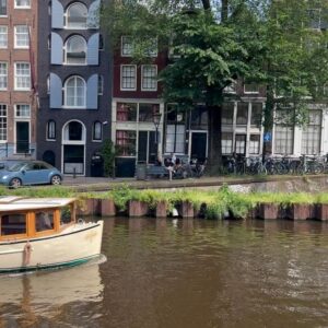 Agustín Galiana Instagram - Week-end dernier à Amsterdam ☀️🧇

#voyage #amis #amsterdam #applepie #bonheur #detente #alacool #weekend #plaisir #sefaireplaisir #autop #canauxamsterdam #canaux #tulipes
