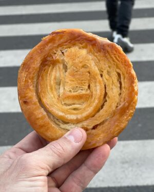 Agustín Galiana Instagram - HAPPY WEEK-END 🧡  Petite balade qui fait du bien avec kouig-amann 🥨

#paris #pontauchange #balade #kouignamann #vinoisserie #samedi
