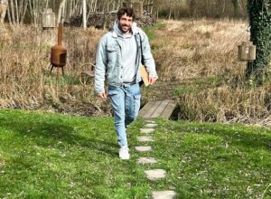 Agustín Galiana Instagram - Merci pour vous beaux retours , ça réchauffe le cœur ❤️ Merci aussi @fredericlopez.officiel et @france.tv pour ces beaux moments passés dans @dimanchealacampagne.officiel aux côtés de @carolegaessler et Charlelie Couture . Quel plaisir avoir partagé ce week-end  avec vous et  découvrir deux merveilleux parcours de vie . Je suis Admiratif🙏🏻🙏🏻 MERCI ❤️

Merci aussi à @stephanecohenimpresario @thierrycolby @christian_puech 🙏🏻💋

#undimanchealacampagne #agustigaliana #album #enamorado #single #universal #france2