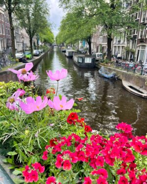 Agustín Galiana Instagram - Week-end dernier à Amsterdam ☀️🧇

#voyage #amis #amsterdam #applepie #bonheur #detente #alacool #weekend #plaisir #sefaireplaisir #autop #canauxamsterdam #canaux #tulipes
