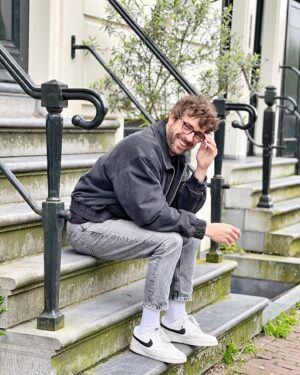 Agustín Galiana Instagram - Week-end dernier à Amsterdam ☀️🧇

#voyage #amis #amsterdam #applepie #bonheur #detente #alacool #weekend #plaisir #sefaireplaisir #autop #canauxamsterdam #canaux #tulipes